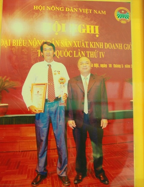 Ông chính (áo trắng) trong những lần được vinh danh tại Hà Nội - Ảnh: Doãn Công.