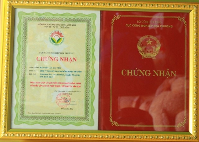 Giấy chứng nhận cải tiến máy gặt lúa đầu tiên do ông Chính sáng chế - Ảnh: Doãn Công.