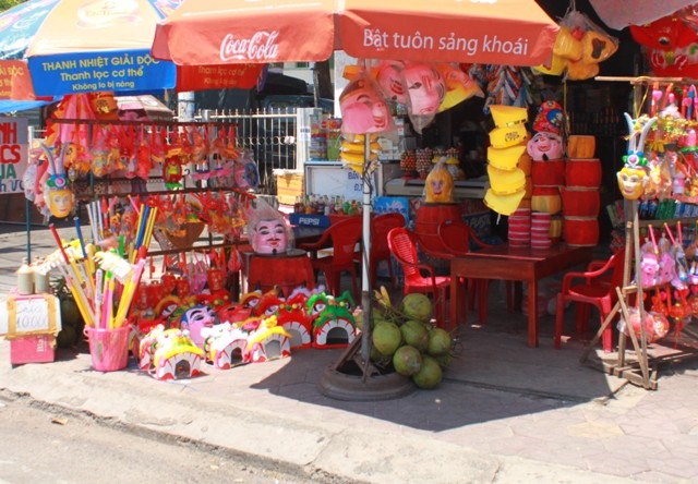 Tuy nhiên, không khí mua bán ở đây rất vắng vẻ. Lâu lắm mới có một khách hàng ghé mua.