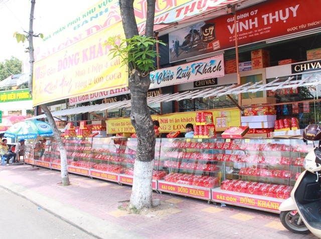 Tuy nhiên, không khí mua bán ở đây rất vắng vẻ. Lâu lắm mới có một khách hàng ghé mua.