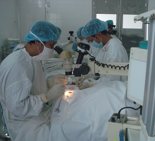 Các bác sĩ khám sàng lọc, phẫu thuật mắt miễn phí cho bệnh nhân - Ảnh: Doãn Công.