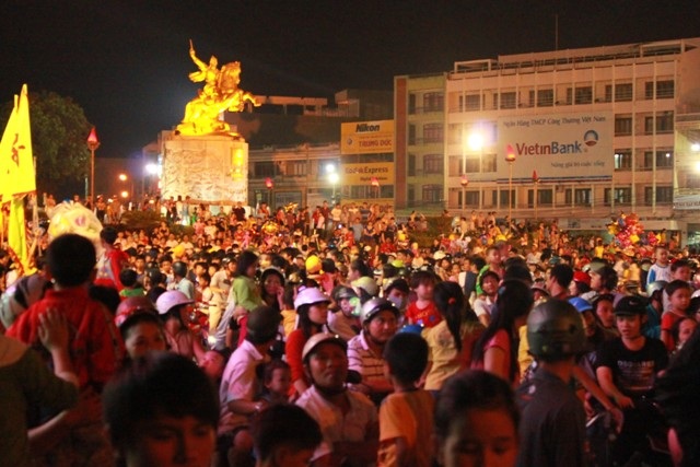 Hàng ngàn người dân tập trung về trước TTVH tỉnh xem các đội lân biểu diễn.