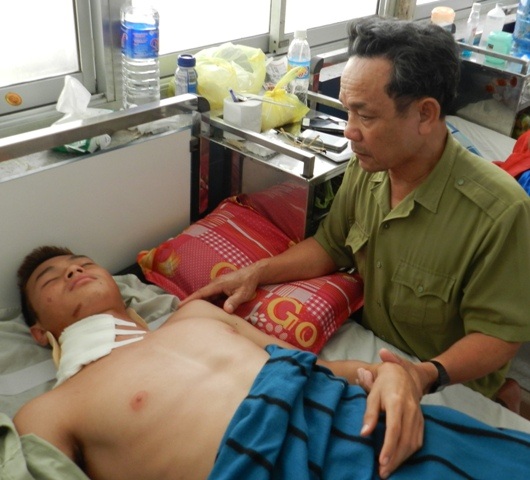 Ông Bùi Thập bố của Hiếu luôn túc trực bên con từng giờ - Ảnh: Doãn Công