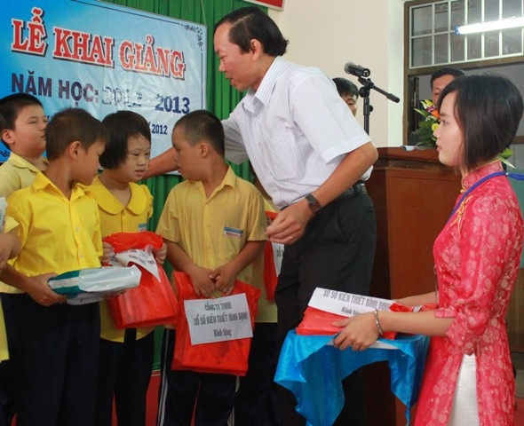 Các em nhận quà trong buổi lễ khai giảng.