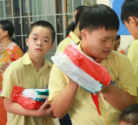 Các em nhận quà trong buổi lễ khai giảng.
