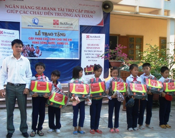 Trao cặp phao cứu sinh cho học sinh vùng rốn lũ huyện Tuy Phước - Bình Định. (Ảnh: Thanh Nghiêm)