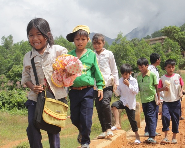 Một ngày đến trường của học sinh vùng cao | Báo Dân trí