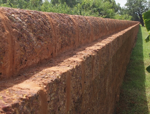 Bờ thành Hoàng Đế được xây lại bằng đá ong trong thành