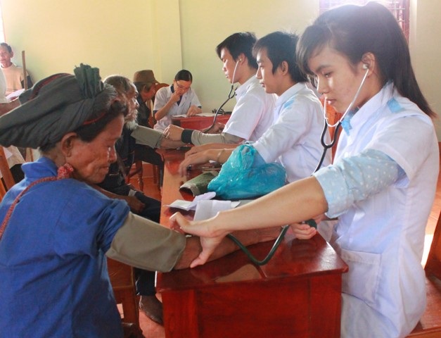 Các y, bác sỹ đang khám cho người dân ở xã Bok Tới (huyện Hoài Ân).