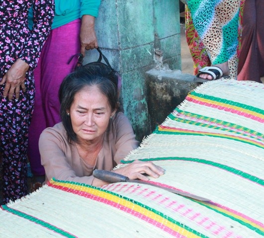 Bà Liên khóc cạn nước mắt vì xót thương con, cháu đột ngột ra đi.