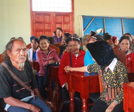 Người dân nghèo vui mừng được khám bệnh, phát thuốc miễn phí.