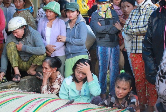 Giọt nước mắt người thân, hàng xóm.