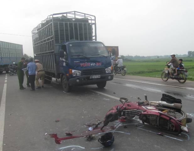 Hiện trường vụ tai nạn kinh hoàng làm cả nhà thiệt mạng.