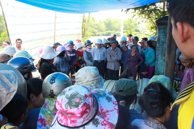 Không khí tang thương bao trùm xóm nhỏ.