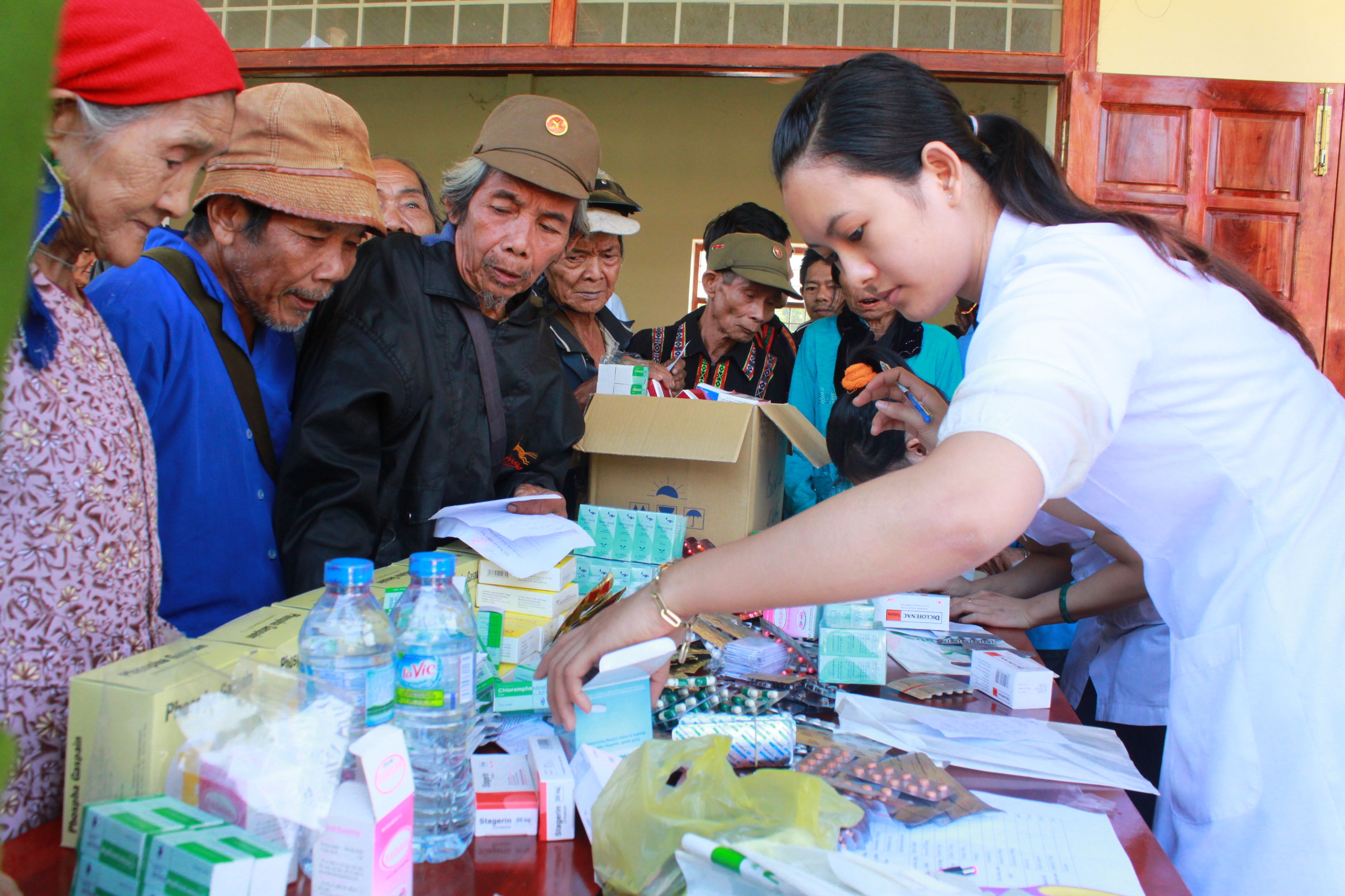 Khám xong người dân ra nhận thuốc.