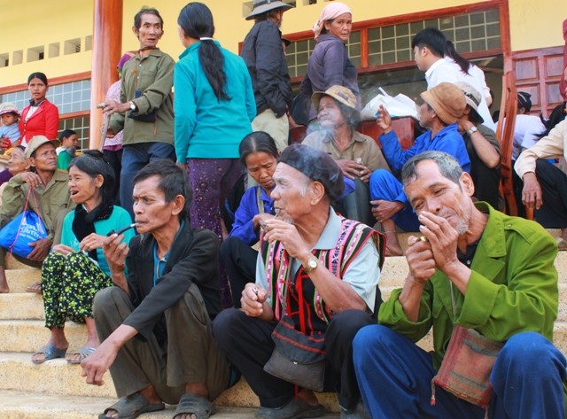 Người dân đến từ sớm ngồi đợi đến lượt mình khám.