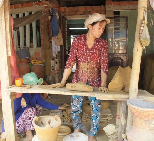 Những người phụ nữ trong thôn rất tâm huyết với nghề