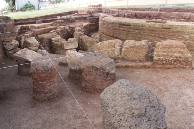 Hồ bán nguyệt, nơi để các phi tần, cung nữ tắm mới được phát hiện ở phía đông