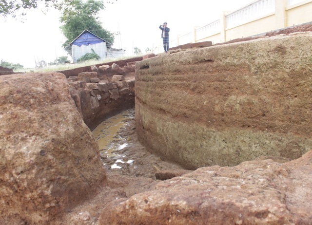 Hồ bán nguyệt, nơi để các phi tần, cung nữ tắm mới được phát hiện ở phía đông