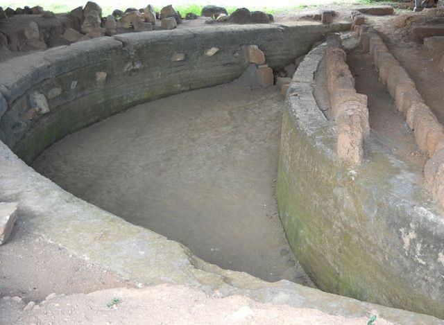 Hồ bán nguyệt phía tây được phát hiện trước đó