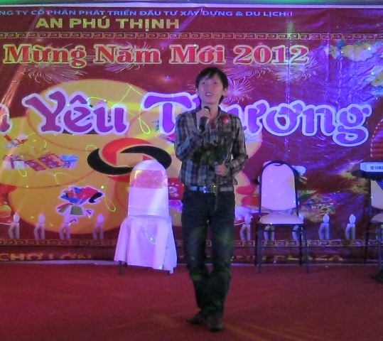 Anh Hậu được mời hát trong một dịp chào mừng năm mới tại một công ty ở TP Quy Nhơn. 