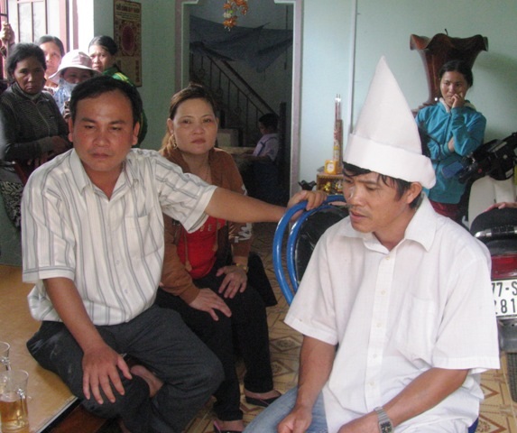 Người thân của sản phụ rất đau buồn trước cái chết bất thường của chị Lang.