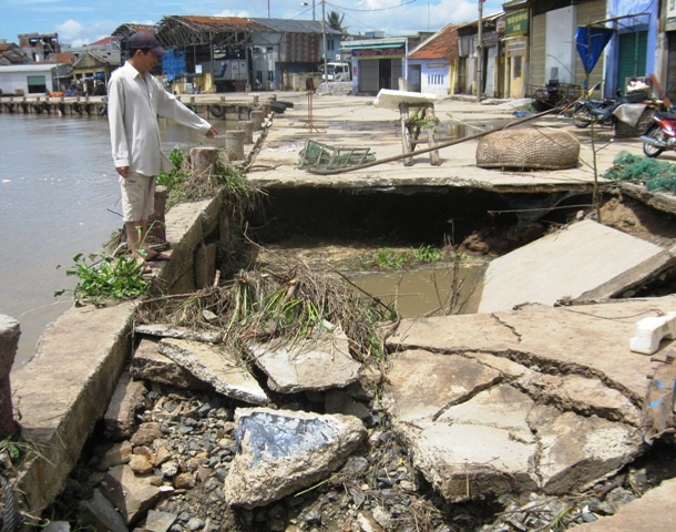 Mưa lũ gây sạt lở ở cảng cá TP Tuy Hòa (Phú Yên).