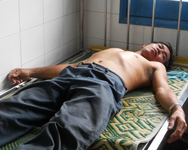 Suýt mất mạng vì uống thuốc diệt cỏ phản đối việc cưỡng chế - 1 Ông Đào đã bình phục sau khi uống thuốc cỏ tự tử để phản đối việc cưỡng chế nhà của gia đình ông.