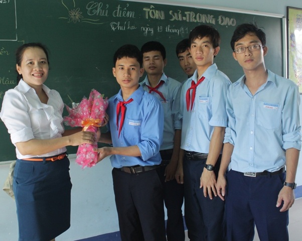 Học sinh trường Hy Vọng Quy Nhơn tặng hoa cho cố giáo nhân ngày 20/11