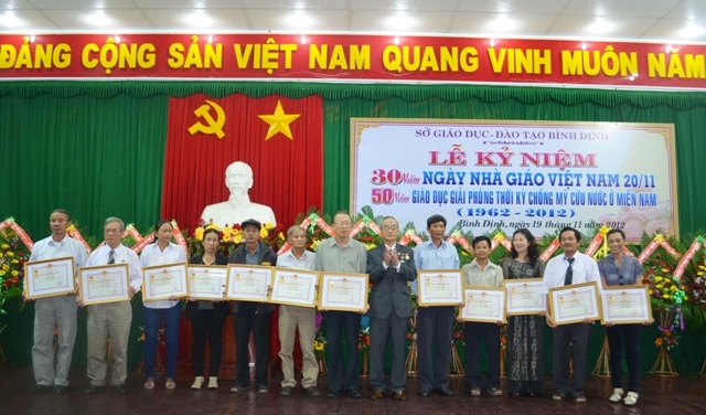 20/11, ngày hội tôn vinh những “chiến sĩ thầm lặng” - 6 Trao tặng Huân chương Lao động hạng Ba và nhiều danh hiệu Nhà giáo ưu tú tại buổi lễ kỷ niệm