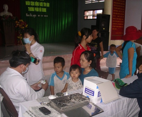 Ngày hội người dân đem con đi khám bệnh