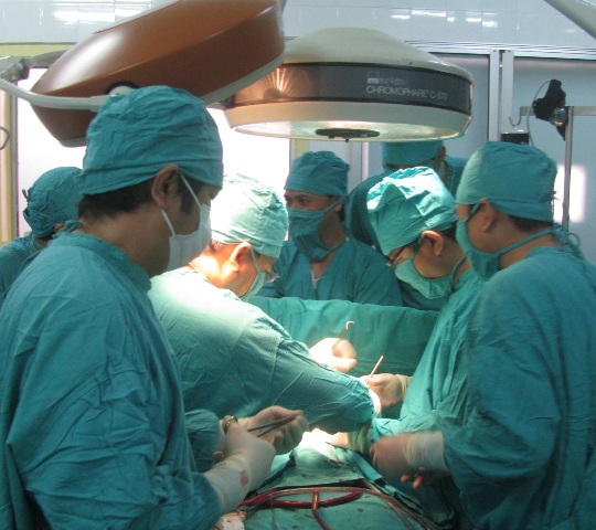 GS.TS Nguyễn Hữu Ước đang hướng dẫn chuyển giao kỹ thuật mổ tim cho c