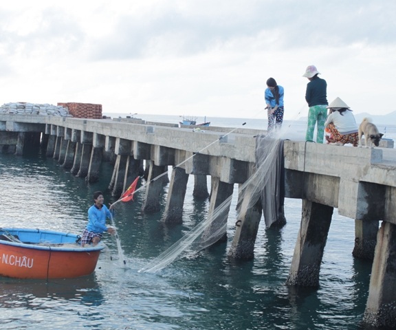 Bình minh trên đảo là không khí tấp nập, ghe thuyền vào bờ đem niềm vui sau mỗi chuyến đi lưới