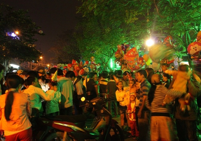 Đường Trần Hưng Đạo kẹt cứng người (ảnh Doãn Công).