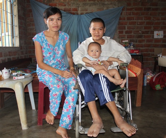 Vợ chồng anh Thắng và con gái nhỏ 8 tháng tuổi