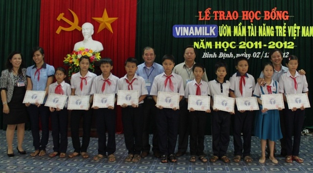 16 em học sinh tiểu học tiêu biểu nhận học bổng Vinammilk - Ươm mầm tài năng trẻ Việt Nam.
