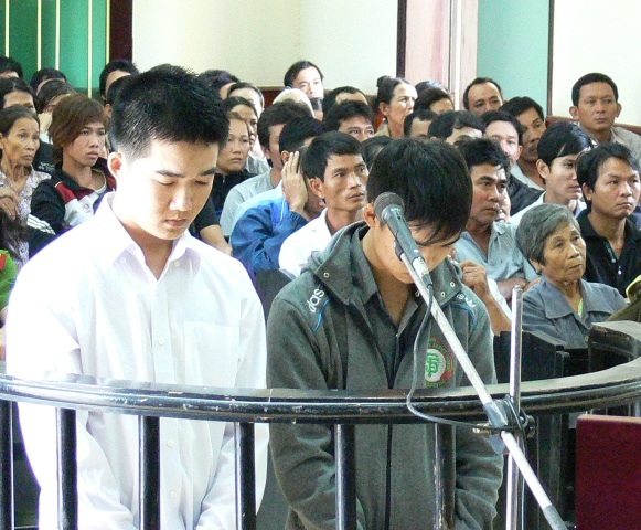 Hai anh Chính, Chỉnh tại phiên tòa.