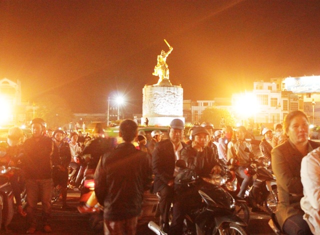 Phố xá đông người như xua tan cái se lạnh ngày cuối năm