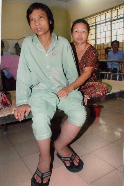 “Mẹ thương cháu thì ẵm về nuôi, không con bán đi” - 1 Bà Dân đang chăm sóc con trai tại bệnh viện
