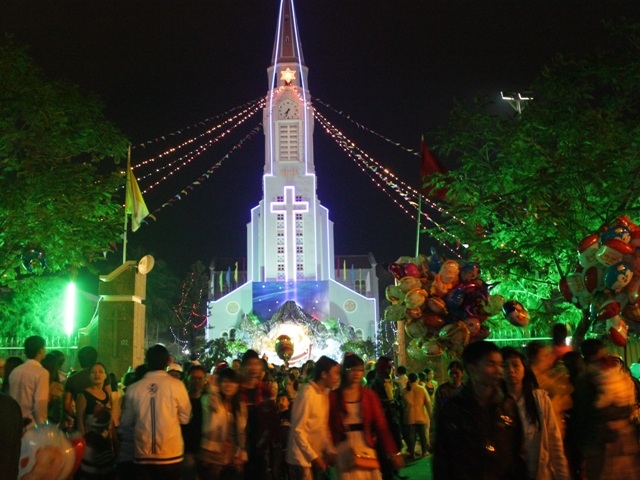 Hàng ngàn người dân tập trung về nhà thờ lớn nhất Quy Nhơn đón Giáng sinh (Ảnh: Doãn Công)