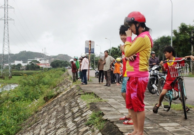 Người đi đường cũng thấy hãi hùng nhưng vẫn đứng lại bịt mũi xem