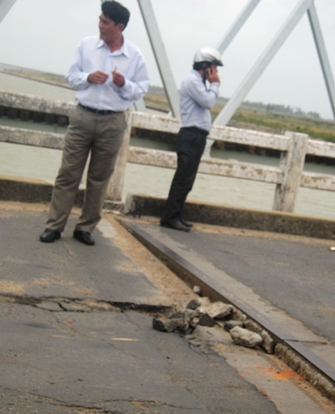 Điểm lún sụp trên cầu Đà Rằng nếu không được khắc phục sớm thì nguy cơ sập cầu sẽ rất cao