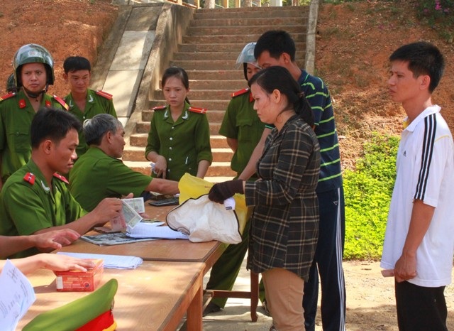Hàng trăm phạm nhân được giảm án, tha tù dịp 2/9 - 3 Các phạm nhân được tha tù làm thủ tục ra trại - Ảnh: D. Công