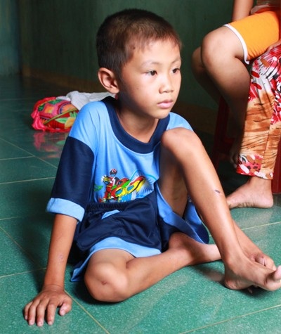 Cháu bé 10 tuổi bị mẹ kế bạo hành, không được tới trường - 1 Cháu Toàn kể lại vụ việc bị mẹ kế đánh đập cho PV