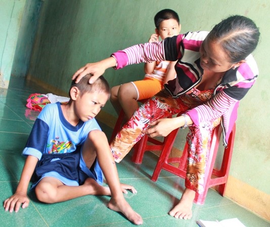 Cháu bé bị mẹ kế bạo hành muốn vào trại trẻ mồ côi - 2 Cháu Toàn cho biết không muốn ở với mẹ nào cả, chỉ muốn vào trại trẻ mồ côi - Ảnh: Doãn Công.