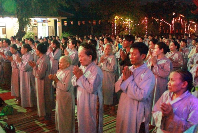 Xúc động lễ gắn hoa cài áo ngày Vu Lan báo hiếu - 13 Hàng ngàn phật tử về dự Lễ Vu Lan - Ảnh: D. Công