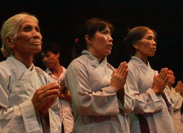 Xúc động lễ gắn hoa cài áo ngày Vu Lan báo hiếu - 14 Hai mẹ con cùng chắp tay cầu nguyện- Ảnh: D. Công