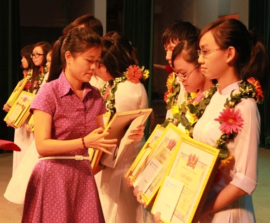 Các em tự hào nhận bằng khen và phần thưởng.