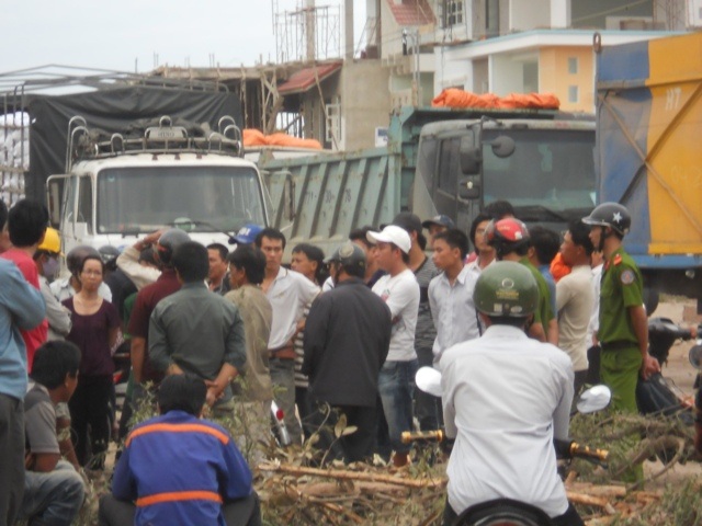 Người dân bức xúc kiên quyết chặn không cho xe tải đi vào đường Điện Biên Phủ