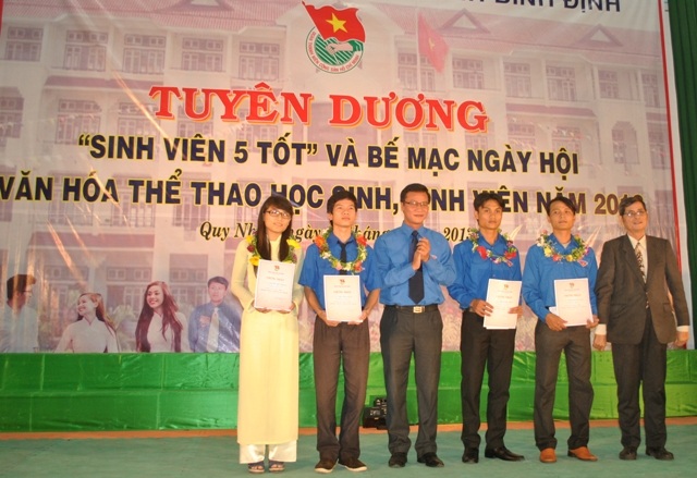 Nghị lực chàng sinh viên nghèo “5 tốt” mồ côi cha